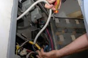 Ra në kontakt me rrymën elektrike, humb jetën punonjësi i karburantit
