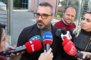 I shtyhet gjyqi, Saimir Tahiri nuk përmbahet: As në çerdhe nuk ndodh kjo, ky shtet s’mund të jetë kështu!