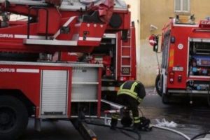 Shkrumbohen dy banesa në Korçë, zjarrfikësit ‘luftë’ për të shuar flakët