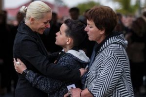 Babai i vrau motrën/ “Burri i vogël” i shtëpisë ngushëllon nënën dhe i përlot të gjithë me fjalimin e tij (Fotot)