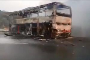 Autobusi në flakë në Rrugën e Kombit, kompania: Shkak ishte temperatura e lartë