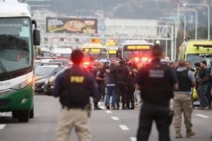 Rio de Janeiro, një njeri i armatosur mban peng 17 pasagjerë në autobus