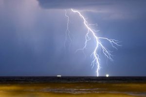FOTOT/ Vetëtimat sot në bregdetin e Durrësit, mos i humbisni pamjet spektakolare