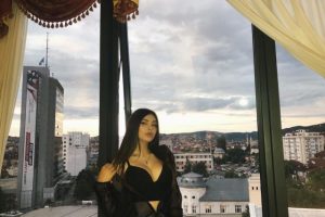 Vajza bukuroshe e deputetit tërheq vëmendjen në eventin e rëndësishëm