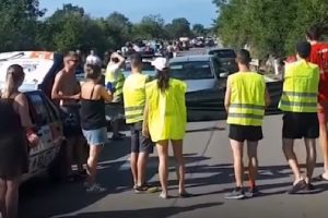 S’ respektonin radhën në doganën e Hani Hotit, turistët francezë u japin ‘leksion’ shoferëve shqiptarë