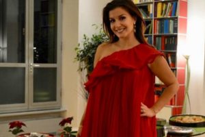 6 muajshe shtatzënë; Floriana Garo tregon për herë të parë barkun e rrumbullakosur dhe gjininë e bebit!