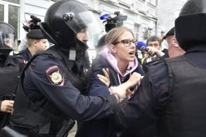Protestë për zgjedhje të lira, aktivistja opozitare ndalohet nga policia