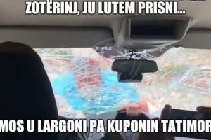 Skandali me turistët, rrjeti thyen çdo imagjinatë: Donte thjeshtë t’u kthente bakshishin (Memet pikante)