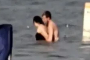 Çifti kapet duke bërë seks në plazh, arrestohen nga policia