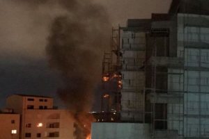 Ndezën zjarrin në oxhak për të bërë skarë, digjet banesa në Sarandë