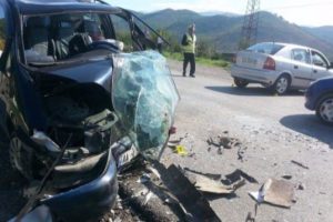 LAJMI I FUNDIT/ Aksident i rëndë. Përplasen dy makina, plagosen 5 persona