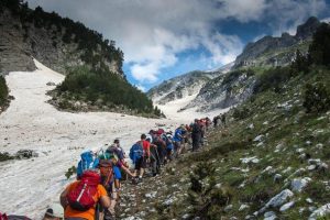Shkëputet guri dhe i bie në këmbë, plagoset alpinistja në Valbonë
