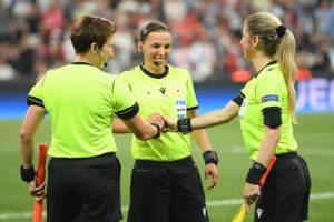 Edhe futbolli ka “Zonjën e Parë”, të gjitha sytë tek arbitrja e finales!