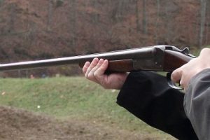 LAJM I FUNDIT/ Plagosi me armë gjahu 60-vjeçarin, arrestohet autori