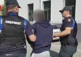 Drejtonin mjetet pa patentë, përplasen me makinat. Arrestohen 2 drejtuesit