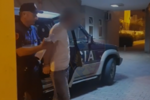 Dhunoi dhe kanosi me armë babanë, arrestohet 43-vjeçari në Mirditë