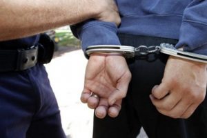 Lëvizte me armë zjarri në shëtitoren e Himarës, arrestohet 33-vjeçari