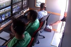 VIDEO/ Arbitri porosit ushqim në dhomën e VAR-it, pamjet që po bëjnë xhiron e rrjetit