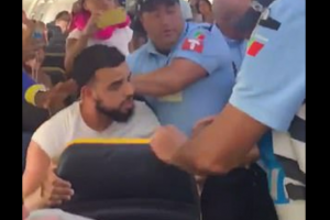VIDEO: Plas sherri në avion, policia nxjerr jashtë 20 vjeçarin
