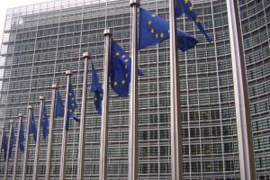 Rekord në Europë, shqiptarët populli që ka besimin më të lartë në institucionet e BE-së