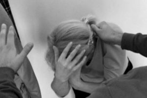 Dhunonte bashkëshorten fizikisht dhe psikologjikisht, arrestohet 41-vjeçari