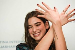 VIDEO/ Dua Lipa shfaqet me shqiponjën në duar në spotin reklamues