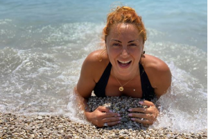 Eneda Tarifa pozon me bikini, fansat kanë diçka për ti thënë