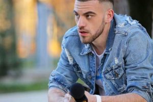 FOTO/ Tradhëtoi Kejdën me një tjetër, zbulohet emri i vajzës me të cilën u fotografua Erik Fullani