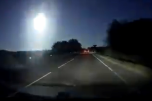 Magjike! Meteori i pazakontë ndriçon rrugën e kalimtarëve (VIDEO)
