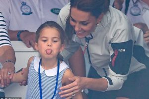 Princesha Charlotte u nxjerr gjuhën kamerave, reagimi i Dukeshës do t’ju lërë gojë hapur