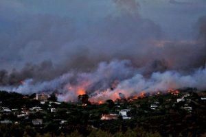 Nuk ndalen zjarret në Athinë, rrezikohen dhe qendrat e banuara
