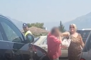Gruaja dhunon të sëmurin mes rrugës, polici bën sehir (VIDEO)