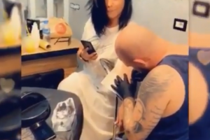 Video/ Ingrit Gjoni bëri tatuazhin e pazakontë në krah, të gjithë po vrasim mendjen ç’kuptim ka