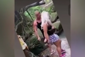 Lanë të pasmet me ujë të bekuar, çifti i Instagramit e pëson keq