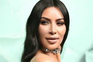 Pa grim, me akne… Kim Kardashian siç nuk e kemi parë kurrë