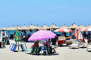 Fëmijët dhe të moshuarit, këshillat si të mbroheni nga temperaturat e larta gjatë verës