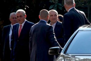 Presidenti Meta i drejtohet Ruçit: Ndihmojeni kryeministrin, nuk jemi në Korenë e Veriut
