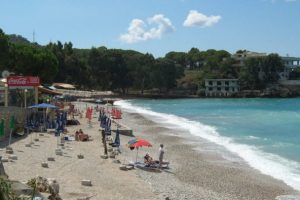 Tenton të përdhunojë shtetasen italiane në zonën e plazhit, arrestohet i riu në Himarë
