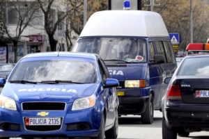 Qëllon me kallashnikov drejt të riut, shpallet në kërkim korçari