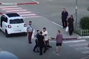 Rrahu barbarisht gruan në sy të efektives, nipi i deputetit socialist shpëton me një procedim. Pezullohet policja
