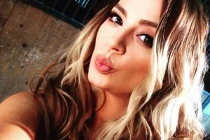 Ja kalon edhe 20 vjeçareve, Rozana Radi më në formë se kurrë me rrobabanje