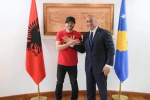 I veshur kuq e zi, Unikkatili bën shqiponjën me Haradinaj (FOTO)