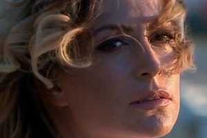 Zhvishet edhe Eni Vasili, moderatorja spikat në plazh me rrobat e banjës dhe aksesorët