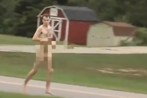 VIDEO/ Dyshohet se vrau 3 të afërmit, tenton t’i ikë policisë duke vrapuar nudo