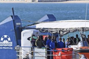 Emigrantët zbarkojnë në brigjet e Italisë, pesë vende evropiane dakordësohen t’i pranojnë