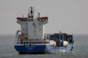 Panik në Angli, 21 emigrantë shqiptarë marrin peng anijen