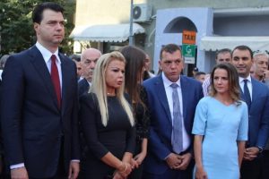 21 vite nga vrasja e Azem Hajdarit, Rudina lule tek varri i të atit, shtrëngon duart me Bashën, Meta: Pluralizmi duhet mbrojtur me çdo çmim