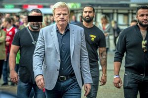Shoqërohet nga mafiozë, frikë për jetën e Kahnit. Ish-portieri rrezikoi të ishte mes…