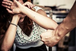 Kërcënonte dhe dhunonte bashkëshorten, arrestohet në flagrancë 56-vjeçari