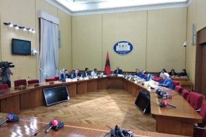 Kuvendi ‘i zgjat’ mandatin Metës, shtyn me dy muaj afatin e Komisionit Hetimor për shkarkim